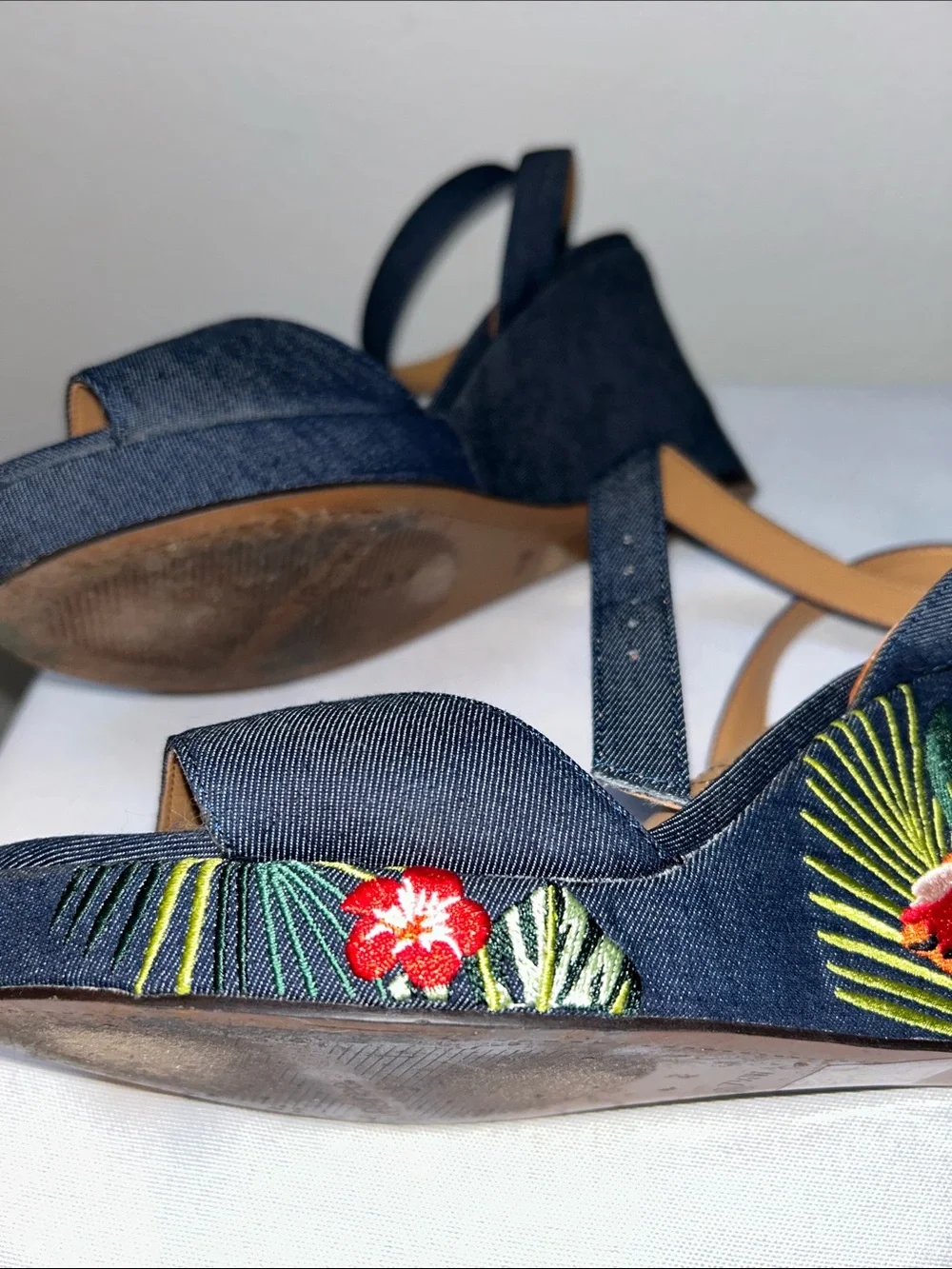 J. Renee EUC White with Toucan Sea Greens Burlap Look Platform Wedge Sz 7.5 Wide
